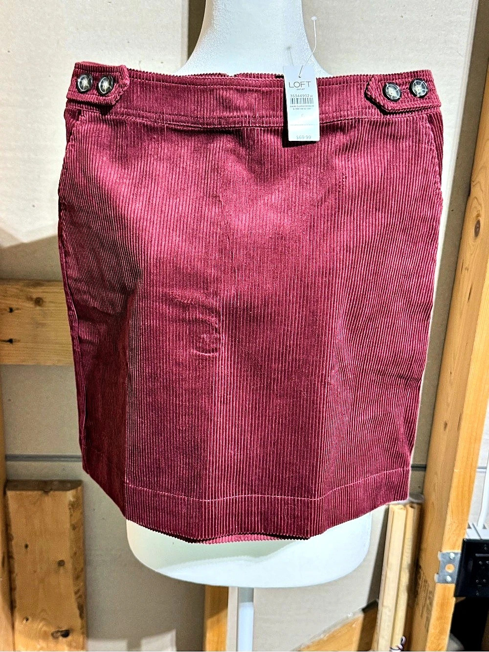 LOFT Mini Corduroy Skirt in burgundy Size 6 NWT